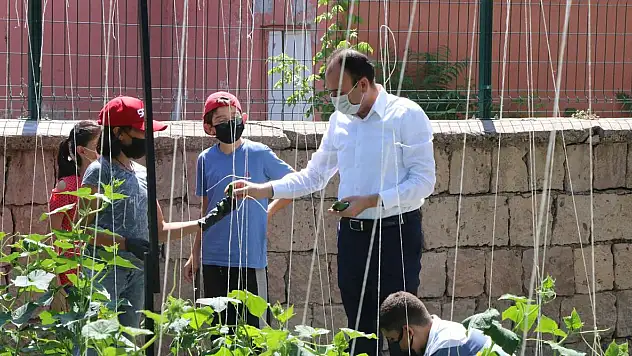 ÇANDIROĞLU, TELAFİ EĞİTİM GÖREN ÖĞRENCİLERİ ZİYARET ETTİ