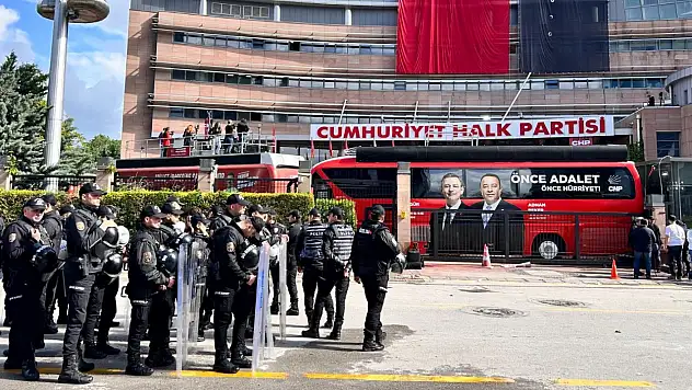 CHP Genel Merkezi'nde tahliye krizi: Polis ekipleri bina önünde