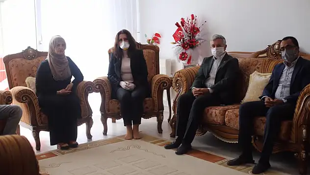 CHP İL BAŞKANI ÖZER VE VEKİL ARIK'TAN ŞEHİT AİLELERİNE ZİYARET