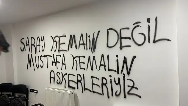 CHP Kayseri'de sular durulmuyor! İl binasının duvarları yazılarla dolduruldu