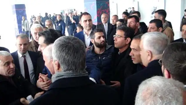 CHP KONGRESİNDE ÇIKAN ARBEDEDE PARTİLİLER YUMRUKLAŞTI