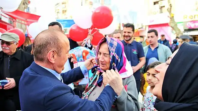 CHP'li Belediye Başkan Adayı, Sokak Sokak Gezip Başörtüsü Dağıttı
