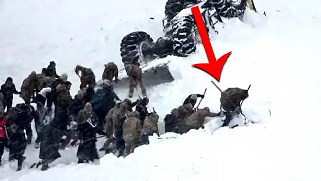 ÇIĞ FACİASINA DAMGA VURAN GÖRÜNTÜLER! KÜREKLERLE KURTARDILAR