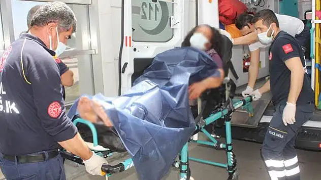 CİNNET GETİREN ADAM, 4 ÇOCUĞUNUN ANNESİNİ SATIRLA DOĞRAMAYA KALKIŞTI