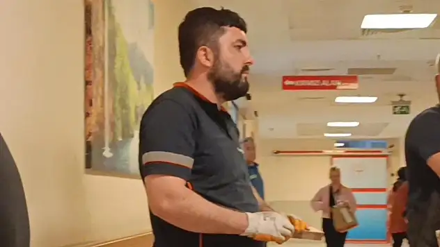 Çiviyi tahta yerine eline çakan işçi hastaneye kaldırıldı