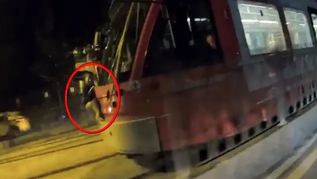ÇOCUK TRAMVAYDA ASILI KALDI