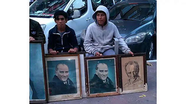 ÇOCUKLAR ÇÖPE ATILAN ATATÜRK RESİMLERİNE SAHİP ÇIKTI