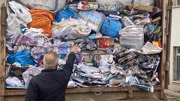 ÇOCUKLARIN ÇANTASINDA OLMASI GEREKEN KİTAPLAR, HURDACIDA ÇIKTI