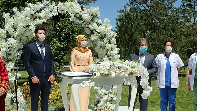 ÇOLAKBAYRAKDAR, SAĞLIK ÇALIŞANI ÇİFTE SOSYAL MESAFELİ NİKAH KIYDI