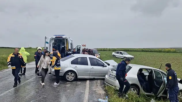 Çorum'da iki otomobil çarpıştı: 6 yaralı