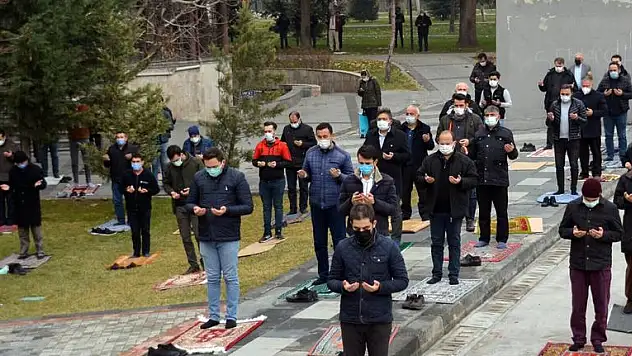 CUMA NAMAZININ ARDINDAN YAĞMUR DUASI YAPILDI