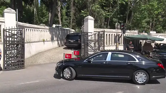 Cumhurbaşkanı Erdoğan anne ve babasının kabirlerini ziyaret etti