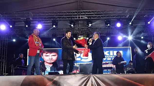CUMHURİYET KONSERİNDE KAYSERİ'DE, CECELİ RÜZGARI ESTİ