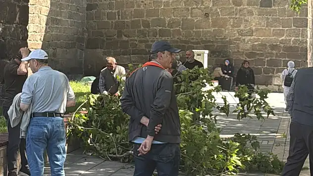 Cumhuriyet Meydanı'nda ağaç dalı vatandaşların üzerine düştü