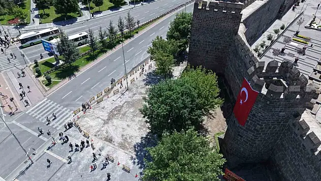 Kayseri Cumhuriyet Meydanı'nda yenileme çalışması aralıksız sürüyor