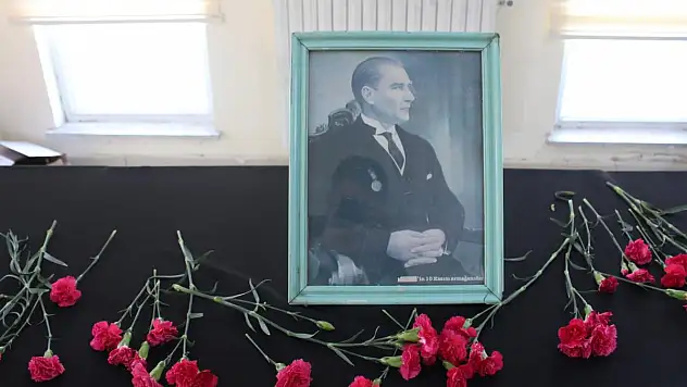 CUMHURİYET ÜNİVERSİTESİ ÜLKÜCÜLERİ ATATÜRK'Ü ANDI!