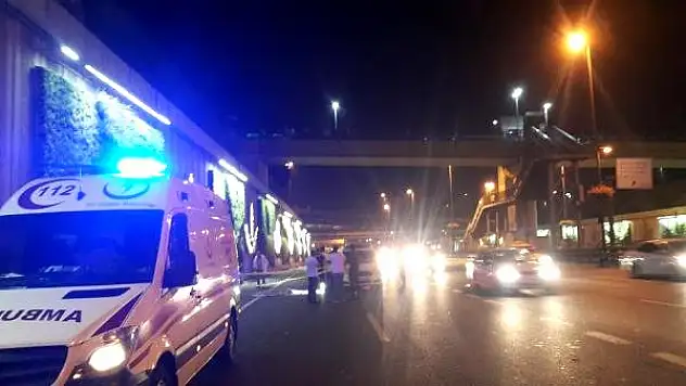D-100'de Feci Ölüm! Üst Geçitten Atladı, Taksinin Altında Sürüklendi