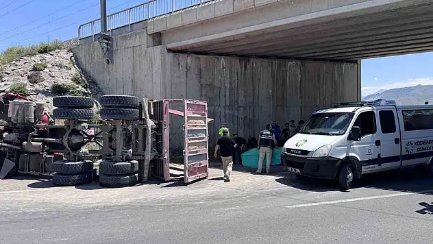Damperi açılan kamyon köprüye çarptı: 1 kişi hayatını kaybetti