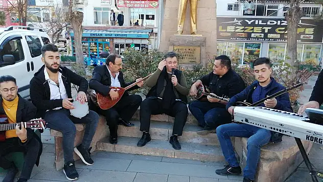 'DANDİNİ DANDİNİ ETTİNİZ ' ŞARKISI SOSYAL MEDYAYI SALLADI
