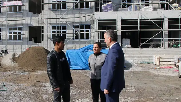 Depremde yıkılan okulların yerine yenileri yapılıyor