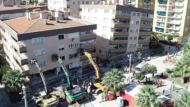 DEPREME DAYANAMAYAN BİNALARI İŞ MAKİNALARI AYAKTA TUTUYOR