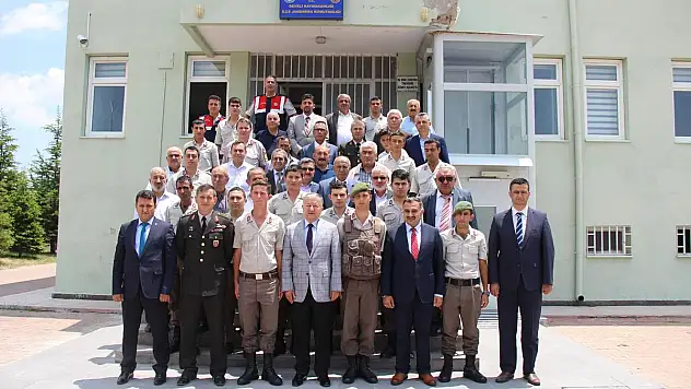 Develi'de bayramlaşma Cumhuriyet Meydanı'nda yapıldı