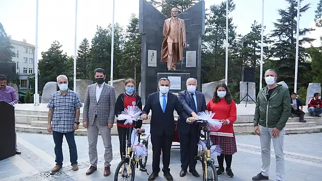 DEVELİ'DE ÖDÜLLÜ LGS DENEME SINAVINDA DERECEYE GİRENLERE ÖDÜLLERİ VERİLDİ