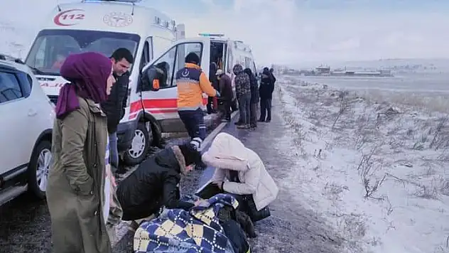 DEVELİ'DE TURİSTLERİ TAŞIYAN OTOBÜS DEVRİLDİ! 2'Sİ AĞIR 42 KİŞİ YARALANDI