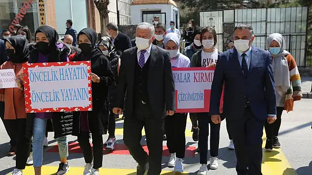 DEVELİ'DE 'YAYALAR KIRMIZI ÇİZGİMİZDİR' ETKİNLİĞİ