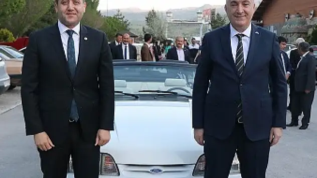 Devlet Bahçeli'nin hediye ettiği klasik otomobil Kayseri sokaklarında