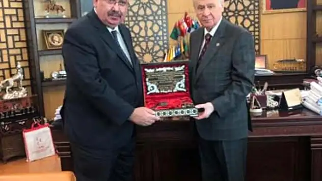 Devlet Bahçeli'ye Atatürk'ün Silahı Hediye Edildi