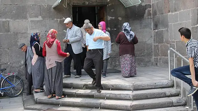 Dilencilik yaptırılan çocuklar ailelerinden alındı
