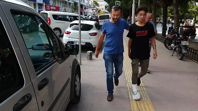 'DİNİNİ BİLMEYEN İMANINI BİLEMEZ' DEDİ, BIÇAKLADI!