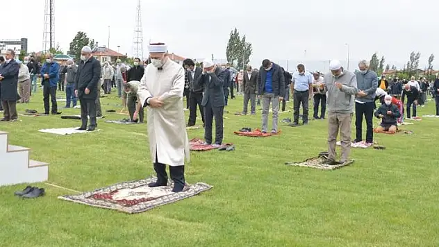 DİYANET'TEN AÇIKLAMA: CUMA NAMAZININ FARZİYETİ DÜŞMEKTEDİR
