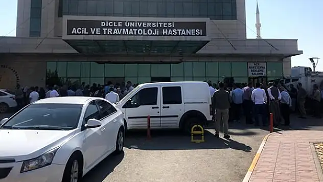 DİYARBAKIR'DA AİLELER ÇATIŞTI : 5 ÖLÜ, 8 YARALI