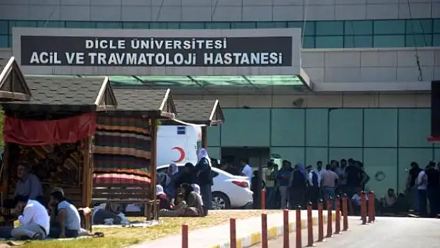 DİYARBAKIR'DA ZIRHLI POLİS ARACI DEVRİLDİ:1 POLİS ŞEHİT OLDU,5 POLİS YARALI