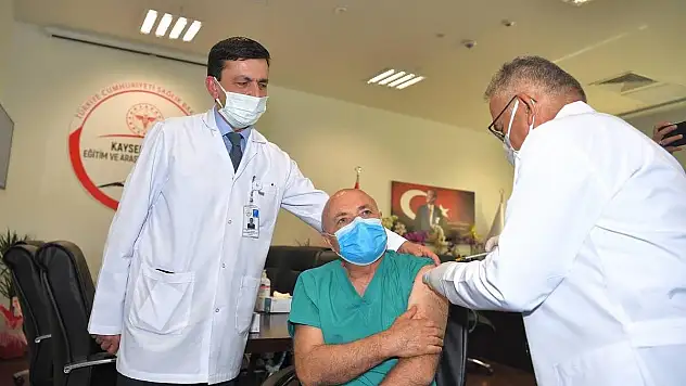 DOKTOR BAŞKAN, DOKTOR MİLLETVEKİLİ VE GAZETECİYE KOVİD-19 AŞISI YAPTI