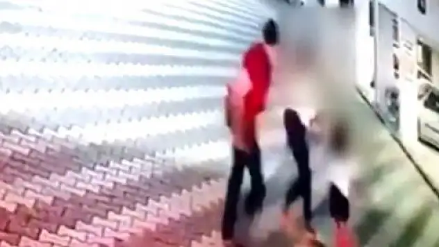 DOKTOR, BOŞANDIĞI EŞİNİ KIZININ YANINDA DARP ETTİ!