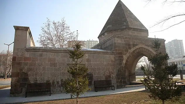 DÖRTAYAK TÜRBESİ ASLINA UYGUN RESTORE EDİLDİ