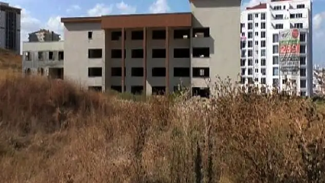 DÖVÜLÜP, BİNAYA TERKEDİLEN GENCİ POLİS KURTARDI