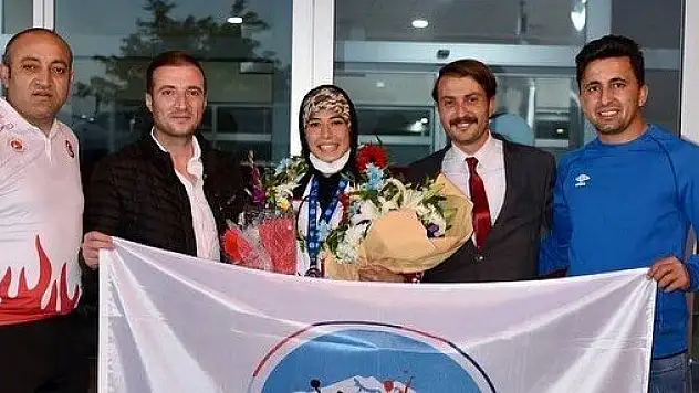 DÜNYA İKİNCİSİ HAYRİYE'YE COŞKULU KARŞILAMA