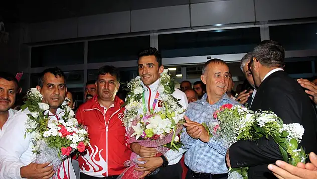 Dünya Şampiyonu Mehter Takımıyla Karşılandı