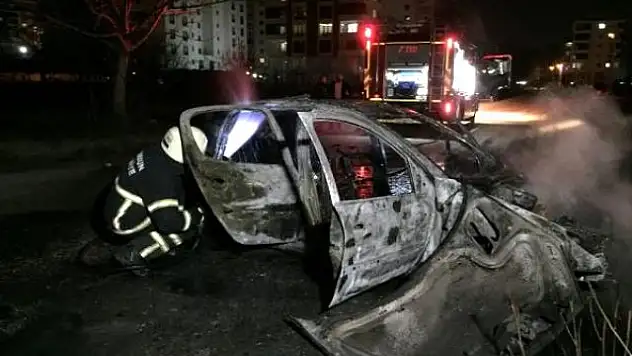 'DUR' İHTARINA UYMAYAN SÜRÜCÜ KAZA YAPTI, OTOMOBİLİ YANDI