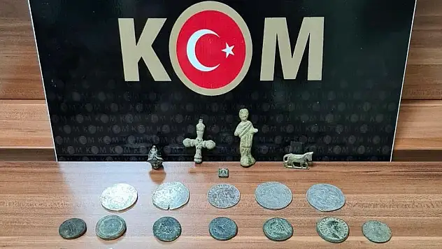 DURDURULAN ARAÇTA 57 PARÇA TARİHİ ESER ELE GEÇİRİLDİ