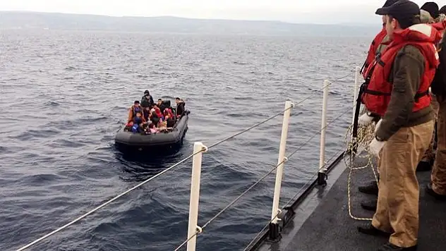 EGE'DE GÖÇMENLERİ TAŞIYAN BOT BATTI