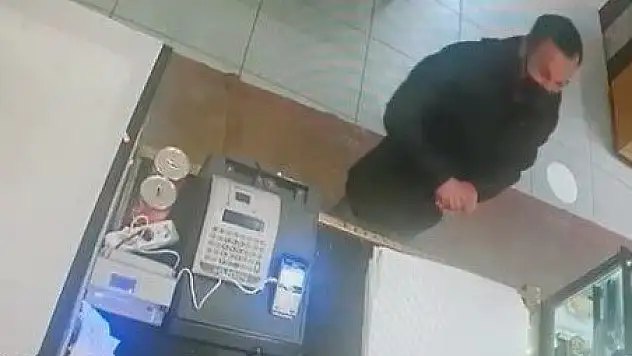 EKMEK ALMAK İÇİN GİRDİĞİ FIRINDAN YARDIM KUMBARASI ÇALDI