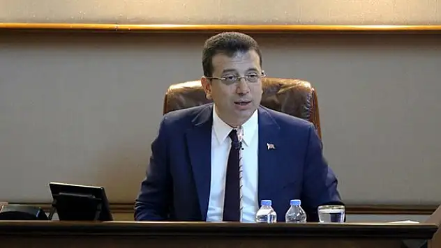 Ekrem İmamoğlu, İBB'nin Meclis Toplantısında İstiklal Marşı'nı Yanlış Okudu