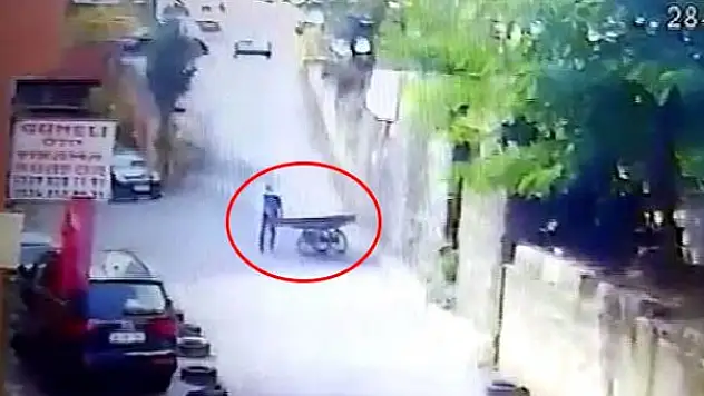 EL ARABASINA KAMYON ÇARPTI, HURDACI HAYATINI KAYBETTİ