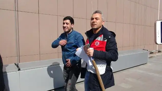 Elinde Baltayla Adliye Binasını Bastı: Adaletim İle Geldim!