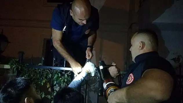 ELİNE SAPLANAN KORKULUK DEMİRİYLE HASTANEYE KALDIRILDI